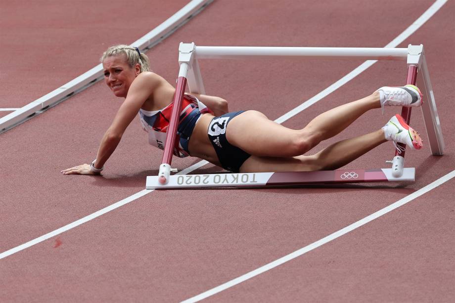 Jessie Knight, da Grã-Bretanha, cai na prova dos 400m com barreira -