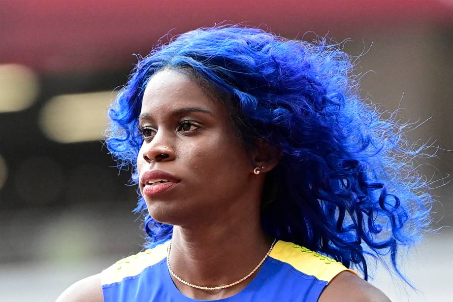 Atleta durante a prova dos 400m com barreira feminino -