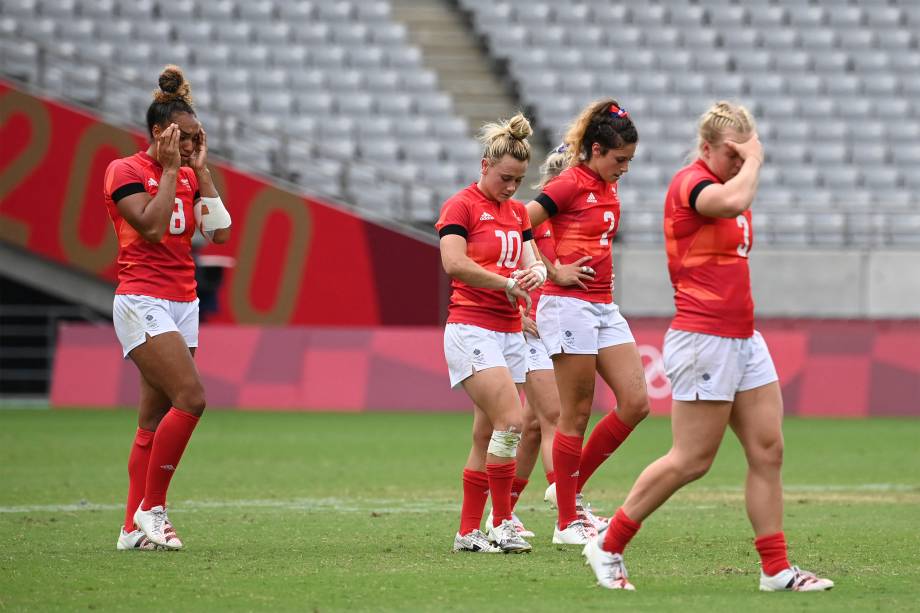 Jogadoras da Grã-Bretanha desoladas após perderem a semi-final de rúgbi para a França -