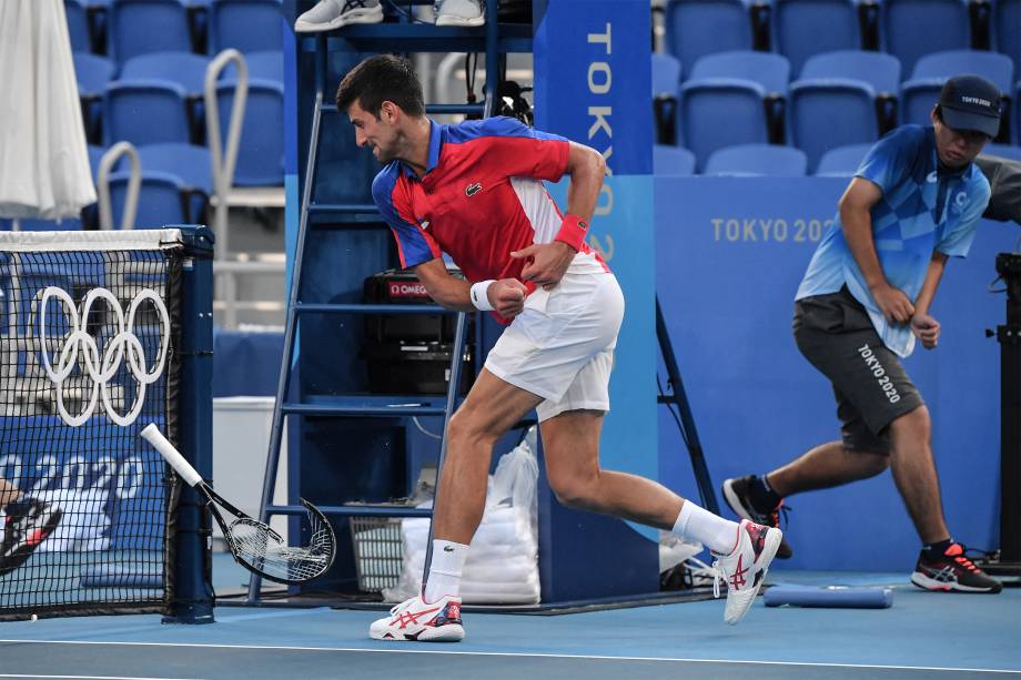 Novak Djokovic, da Sérvia, quebra sua raquete na partida contra o espanhol Pablo Carreno -