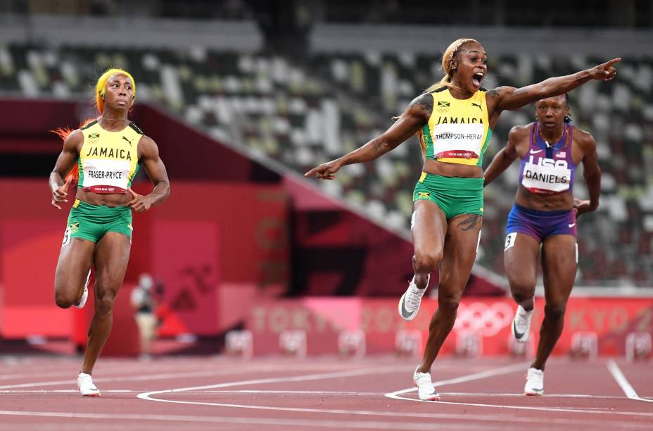Elaine Thompson-Herah, da Jamaica, comemorando ao final da prova dos 100m -