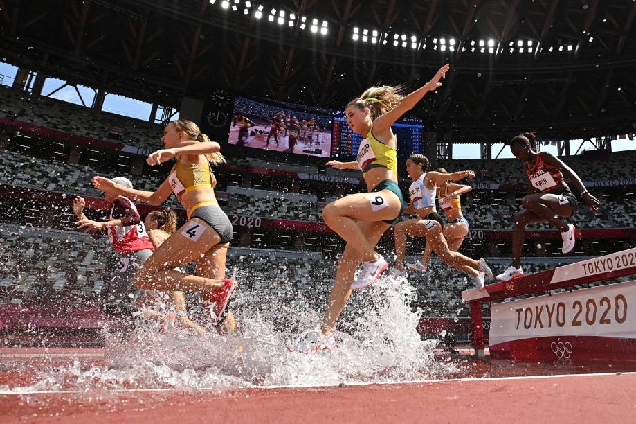 Atletas competindo durante prova dos 3000m no atletismo -