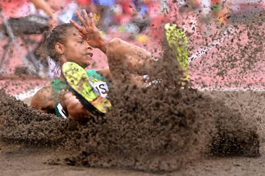 A brasileira Eliano Martins durante prova de salto no atletismo -