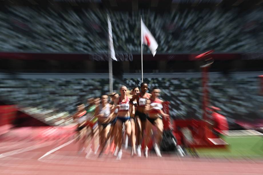 Atletas competindo durante prova dos 3000m no atletismo -