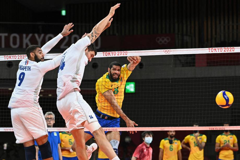 O brasileiro Wallace durante jogada na partida contra a França pelo vôlei -