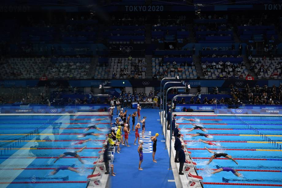 Nadadoras durante prova de revezamento no 4x100 feminino -