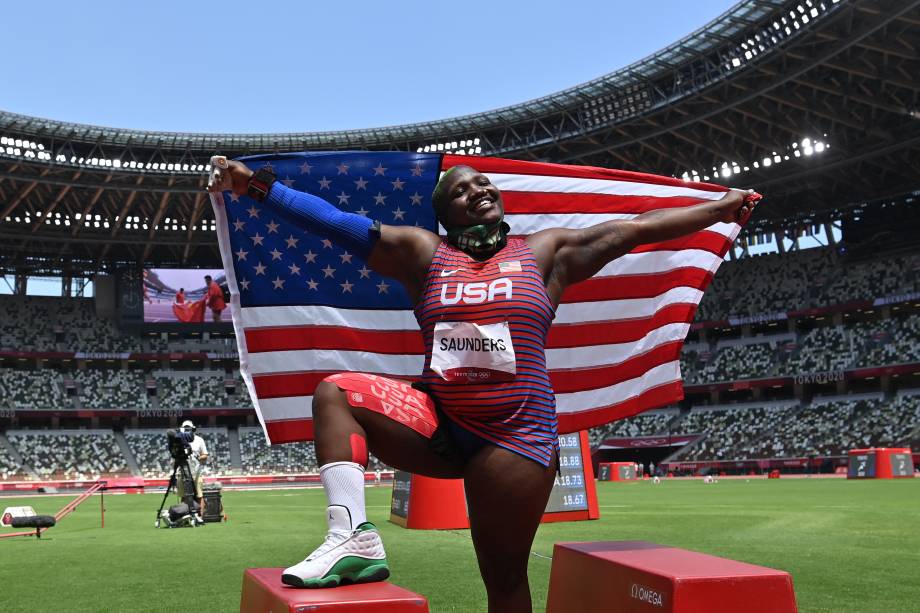 A americana Raven Saunders comemorando a medalha de prata no arremesso de peso -