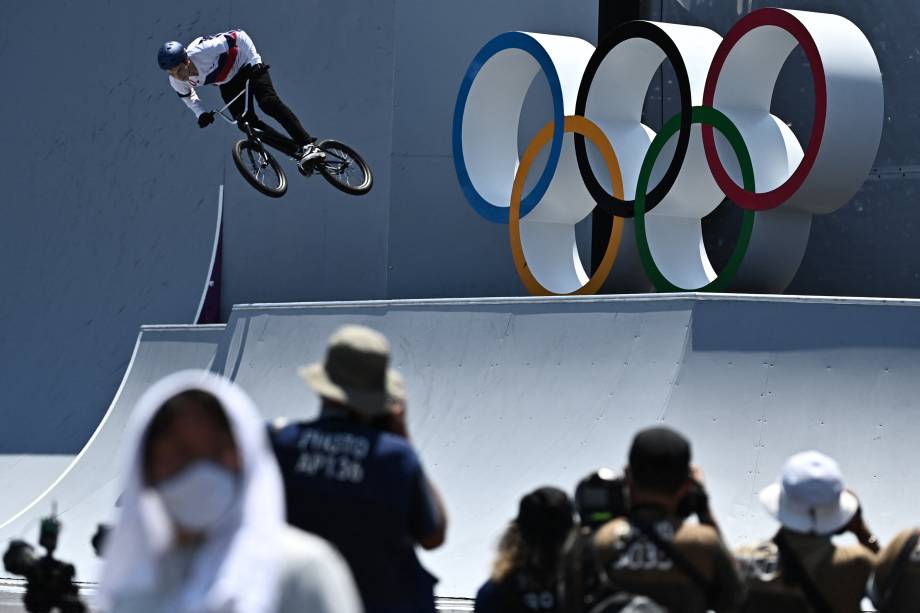 Irek Rizaev, da Rússia, durante sua performance no ciclismo BMX -