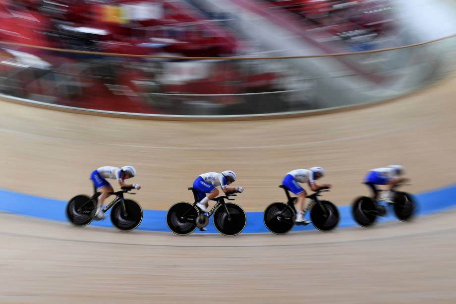 Integrantes da equipe francesa durante treino no velódromo -