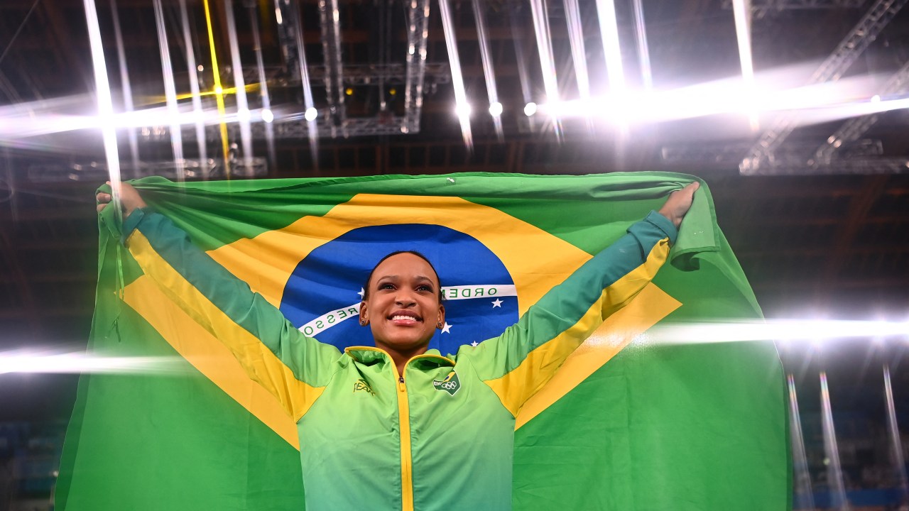 Rebeca Andrade posa com a bandeira brasileira após o ouro