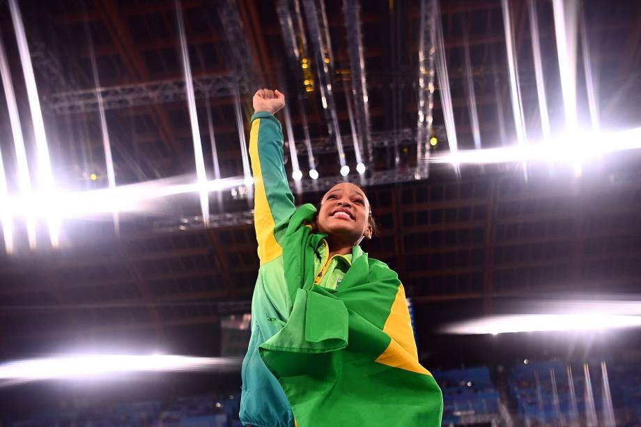 Rebeca Andrade, do Brasil, celebra o ouro conquistado -
