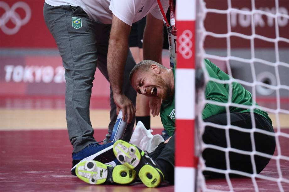 O goleiro Leonardo Tercariol, do Brasil, é atendido em partida de handebol contra a Alemanha -