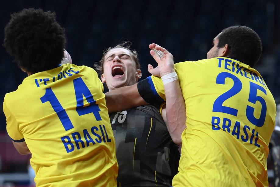 Jogadores de Brasil e Alemanha durante partida pelo handebol -