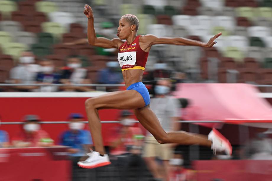 A venezuelana Yulimar Rojas durante sua performance no salto triplo -