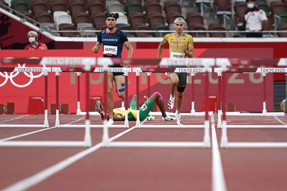 Jaheel Hyde (centro), da Jamaica, cai entre o francês Wilfried Happio e o alemão Constantin Preis na disputa dos 400m com barreira -