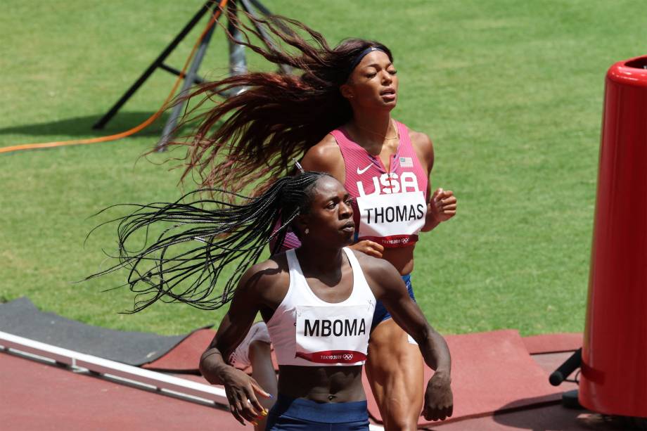 Christine Mboma, da Namibia, ganha de Gabrielle Thomas (d), dos EUA, na prova dos 200m -