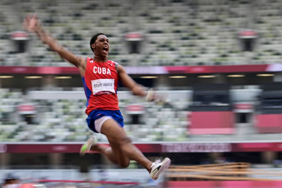 O cubano Juan Miguel Echevarria competindo durante a prova de salto em distância -