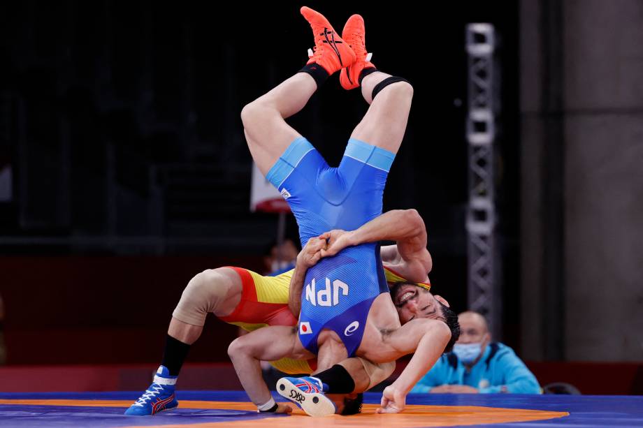 Shohei Yabiku, do Japão, e Demeu Zhadrayev, do Casaquistão, durante luta pelo wrestling -