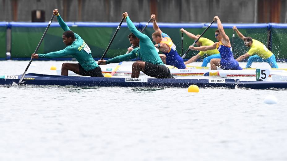 Jacky Godmann e Isaquias Queiroz, do Brasil, durante prova pela canoagem de velocidade -