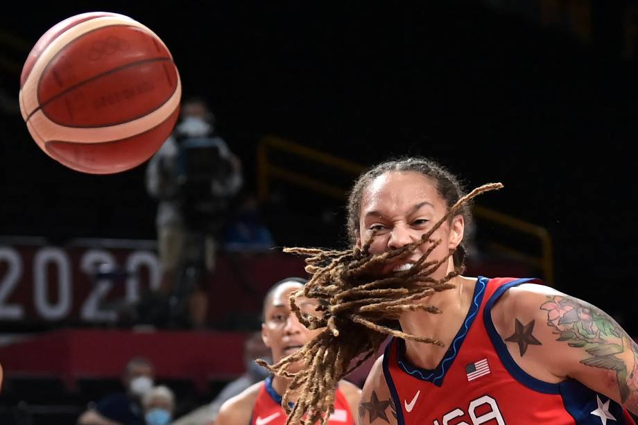 Brittney Griner em ação durante a partida entre Estados Unidos e França pelo basquete -