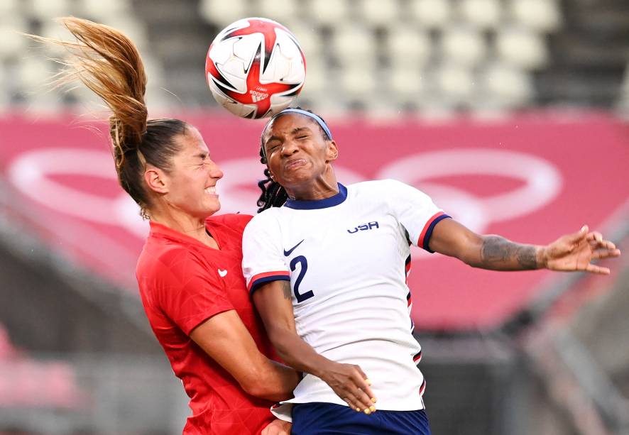 Janine Beckie, do Canadá, Crystal Dunn, dos Estados Unidos, durante partida entre as duas seleções pela semifinal no futebol -