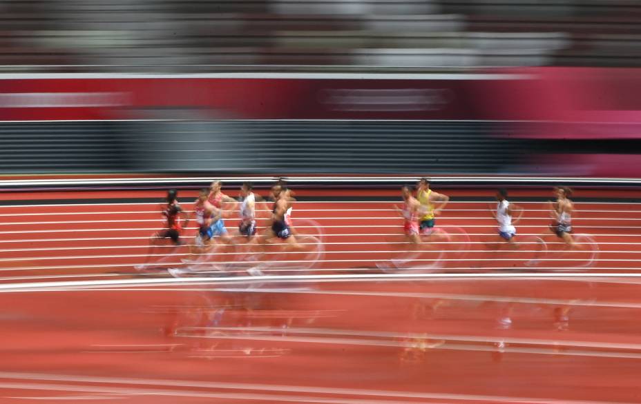 Atletas competindo durante prova dos 1500m pelo atletismo -