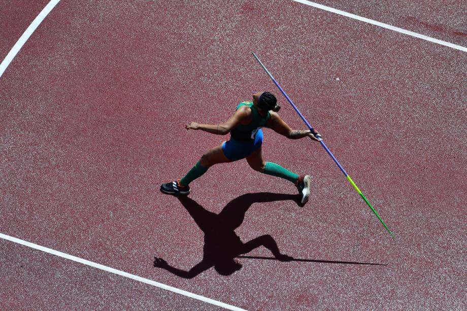 Jucilene de Lima, do Brasil, durante lançamento de dardo no atletismo -