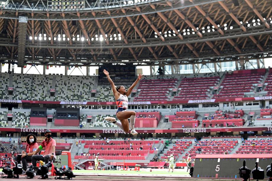 A britânica Jazmin Sawyers durante o salto em distância -