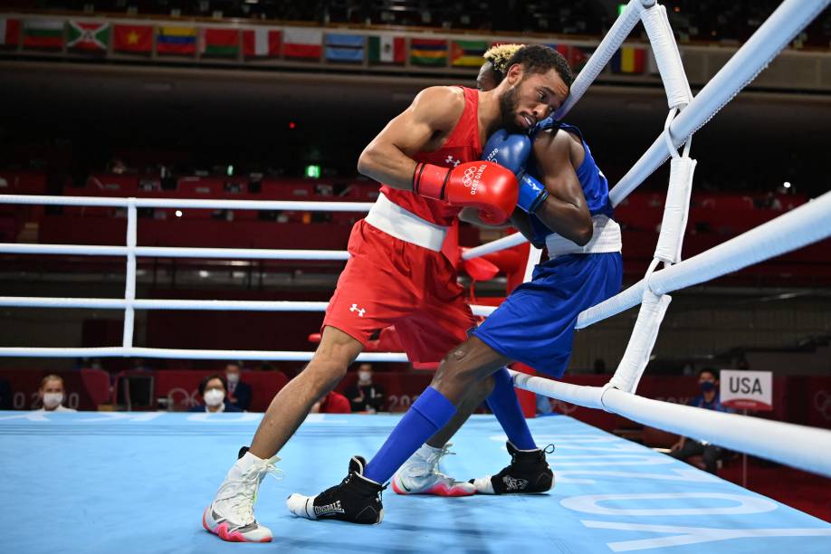 Duke Ragan, dos Estados Unidos, e Samuel Takyi, de Gana, durante luta pelo boxe -