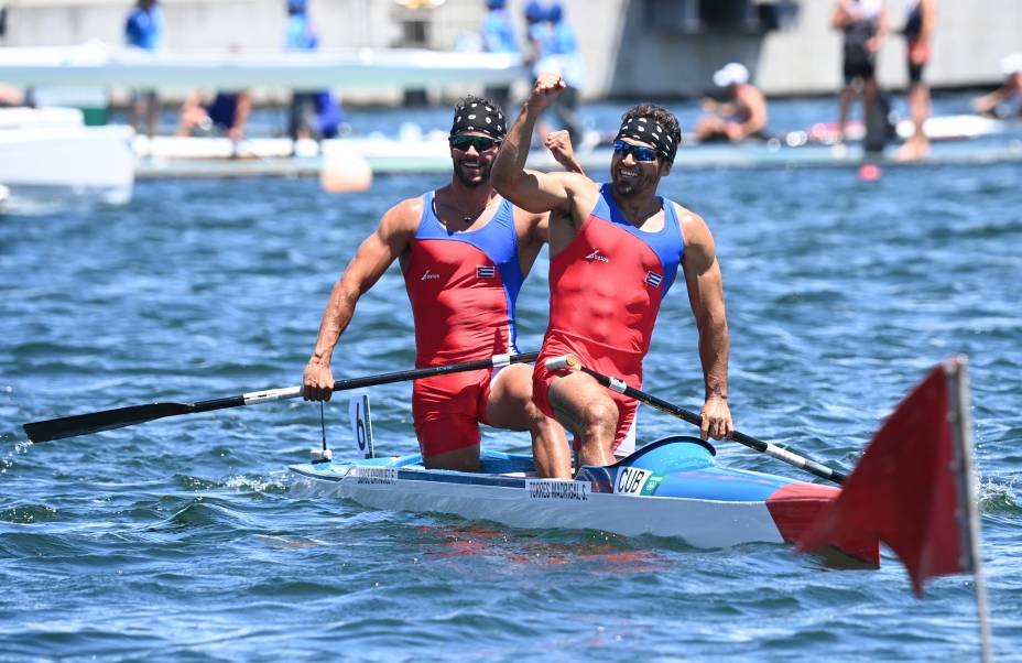 Dayan Jorge Enriquez e Serguey Torres Madrigal, de Cuba, após conquistarem a medalha de ouro na canoagem de velocidade -