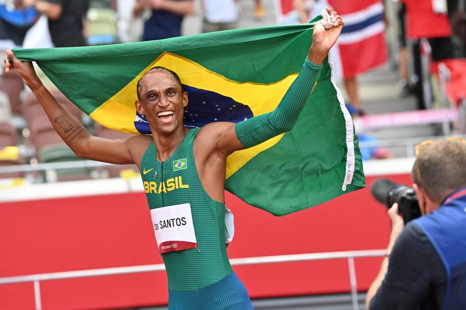 O brasileiro Alison dos Santos comemorando o bronze nos 400m com barreiras -