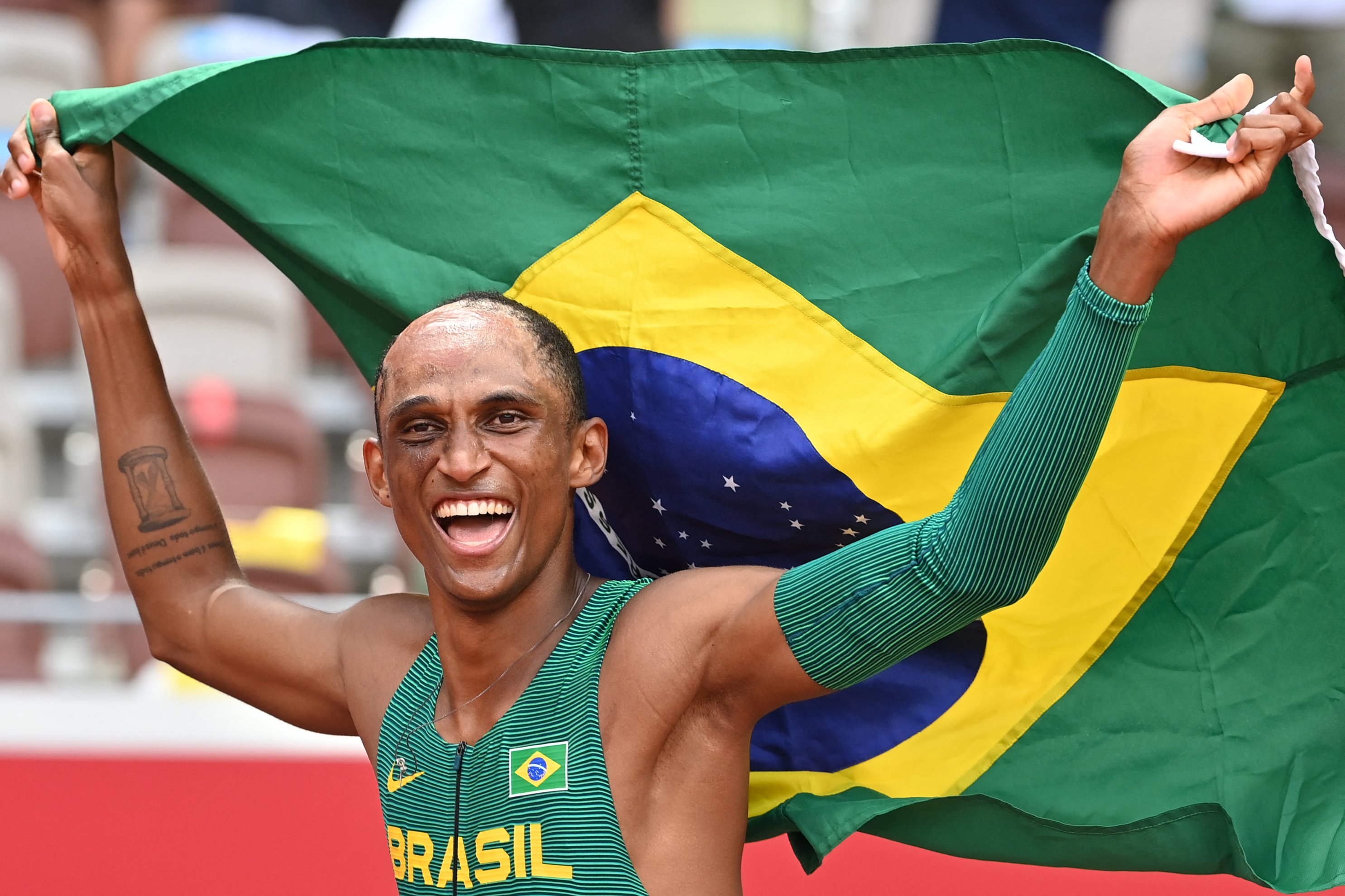 O brasileiro Alison dos Santos comemorando o bronze nos 400m com barreiras -