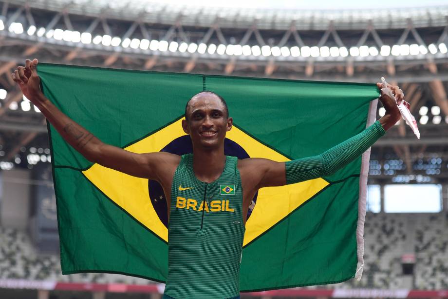 O brasileiro Alison dos Santos comemorando o bronze nos 400m com barreiras -