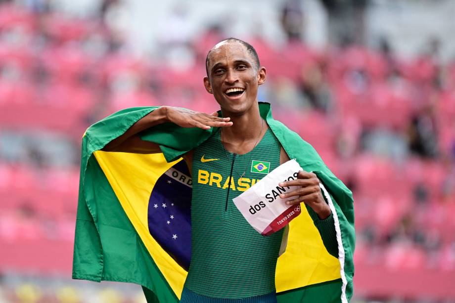 O brasileiro Alison dos Santos comemorando o bronze nos 400m com barreiras -