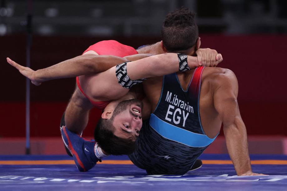 Karen Aslanyan, da Armênia, durante luta pelo wrestling contra Mohamed Ibrahim, do Egito -