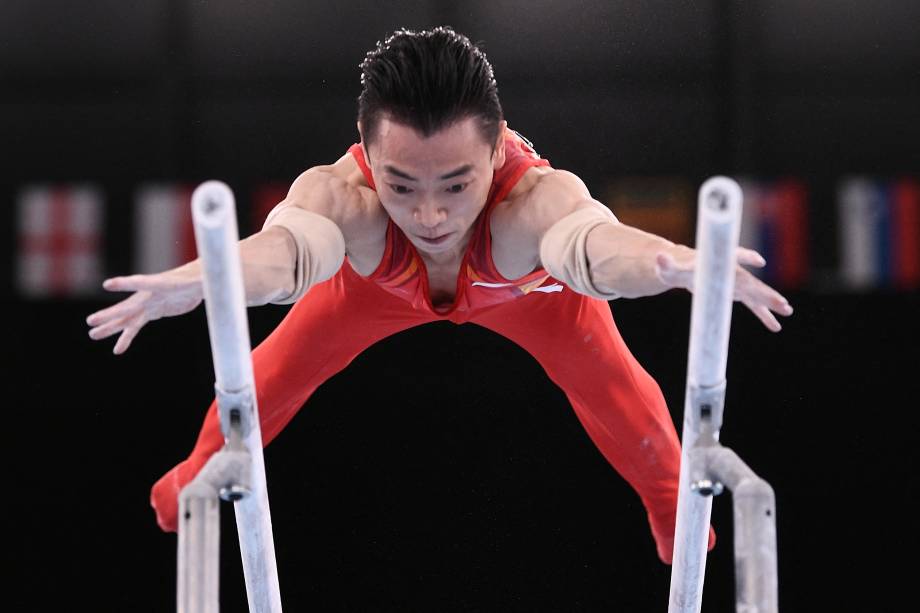 Jingyuan Zou, da China, durante sua performance nas barras paralelas -