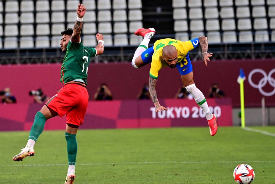 Daniel Alves, do Brasil, em disputa com Alexis Vega, do México, em partida pela semifinal -