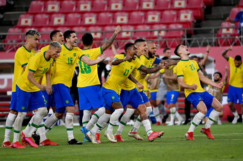 Jogadores do Brasil comemoram classificação nos pênaltis contra o México pela semifinal do futebol -