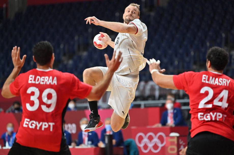 O alemão Julius Kuhn durante lance na partida contra o Egito pelo handebol -