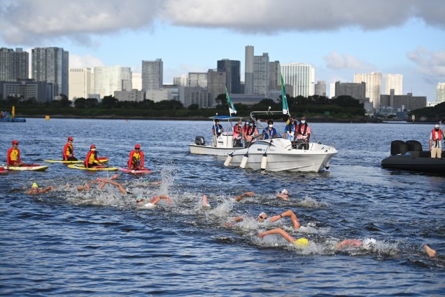 Competidores durante a maratona aquática nos Jogos Olímpicos de Tóquio -