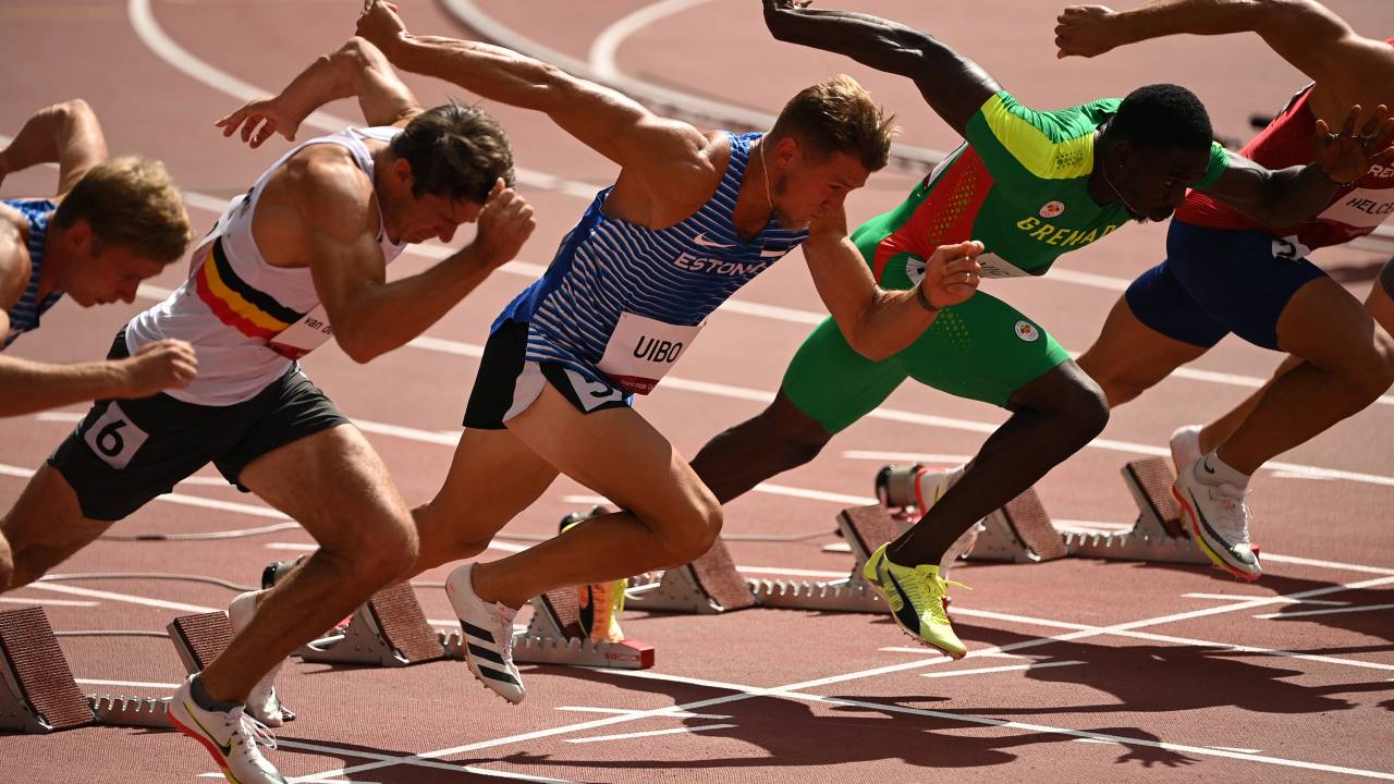 Estonia's Maicel Uibo (C) takes the start in the men's decathlon 100m during the Tokyo 2020 Olympic Games at the Olympic Stadium in Tokyo on August 4, 2021. (Photo by Ina FASSBENDER / AFP)