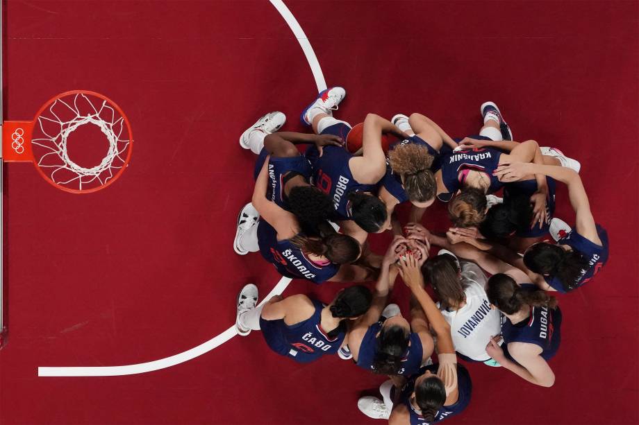 Jogadoras da Sérvia reunidas antes da partida contra a China válida pelas quartas de final do basquete -