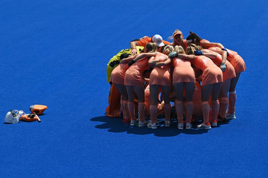 Jogadoras holandesas antes da partida de hóquei na grama contra a Grã-Bretanha -