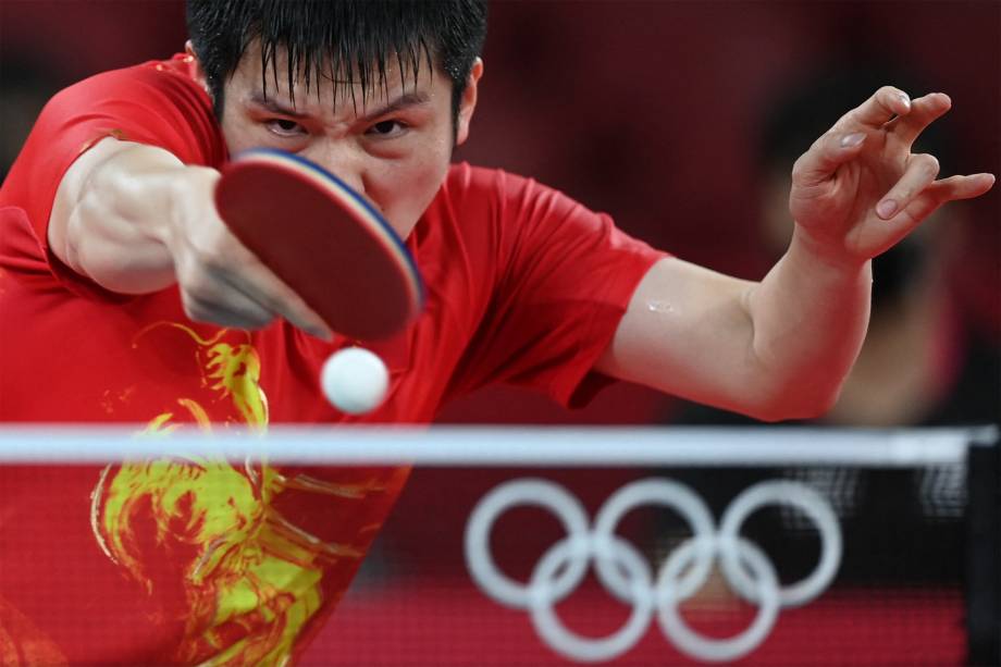 O chinês Fan Zhendong em partida contra Jang Woo-jin, da Coréia do Sul pelo tênis de mesa -