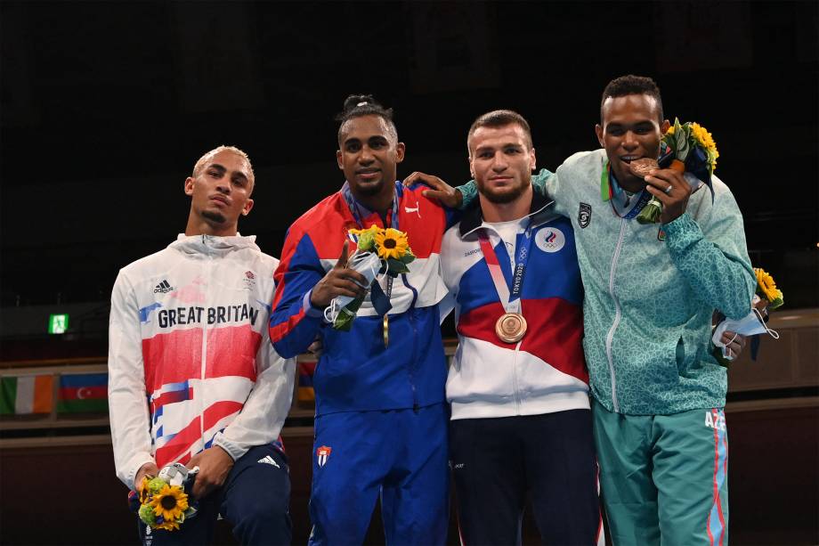 Benjamin Whittaker, da Grã Bretanha, prata, o cubano Arlen Lopez, ouro, o russo Imam Khataev, e Loren Berto Alfonso Dominguez, do Azerbaijão, bronze, no pódio após as finais do boxe -