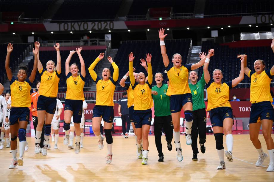 Jogadoras suecas comemoram a vitória na partida de handebol das quartas de final contra a Coréia do Sul -