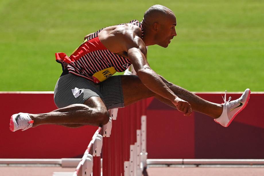 Damian Warner, do Canadá, durante prova dos 110m pelo decatlo -