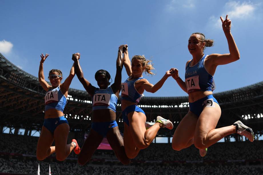 Equipe italiana do revezamento 4x100m posa para foto após a prova -