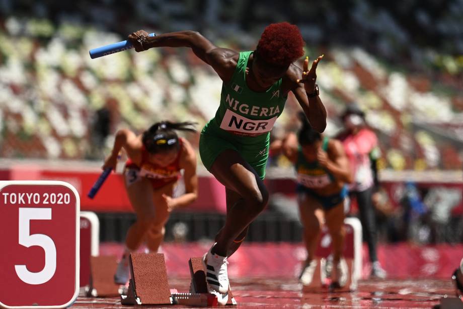 Tobi Amusan, da Nigéria, durante prova de revezamento 4x100m no atletismo -