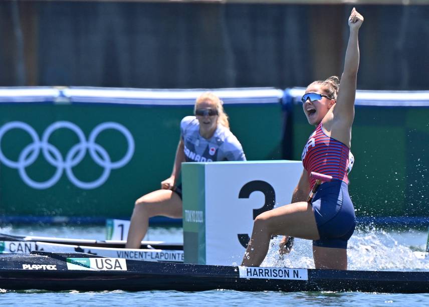 Nevin Harrison, dos Estados Unidos, comemorando a medalha de ouro após vencer a prova de canoagem